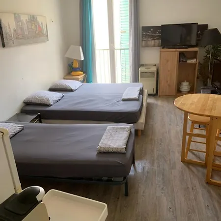 / Centre / Port 2mn / Parking Proche/ Toutes Commodites Appartement *