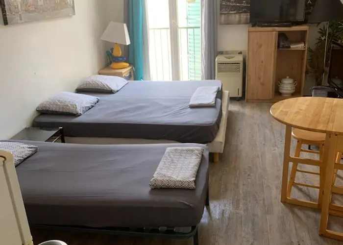 / Centre / Port 2mn / Parking Proche/ Toutes Commodites Appartement *